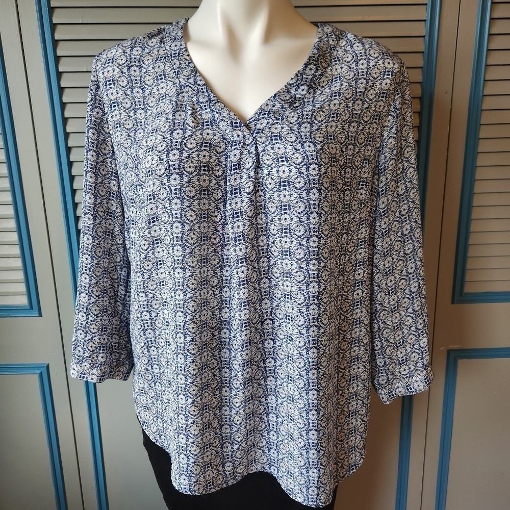 Anne Carson Blue & White Geometric Top